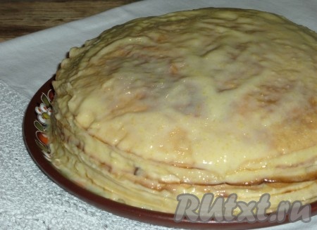 Затем собрать блинный торт. Для этого каждый блин нужно промазать горячим заварным кремом, выкладывая блинчики друг на друга.&nbsp;