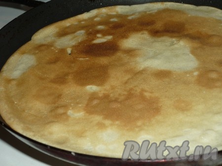 Жарить блин на среднем огне с двух сторон до золотистого цвета.&nbsp;