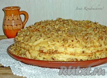 Очищенные грецкие орехи подсушить на сухой сковороде в течение 3-5 минут, помешивая. Измельчить орехи скалкой и щедро притрусить блинный торт сверху и по бокам. Отправить тортик на ночь в холодильник, чтобы блинчики хорошо пропитались заварным кремом.