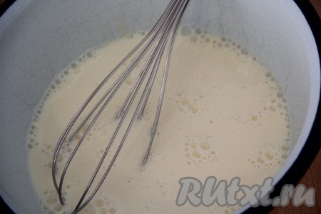 Для заливки соединить яйца и сливки. Всё тщательно перемешать венчиком. Слегка посолить смесь.