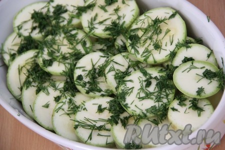 Укроп вымыть, обсушить, мелко нарезать и выложить поверх кабачка.

