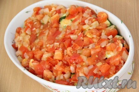 Затем выложить тушёные овощи поверх кабачка. 