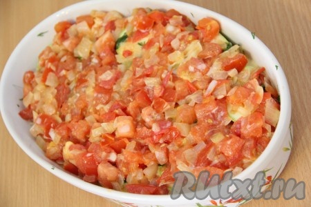 Вылить заливку поверх овощей.