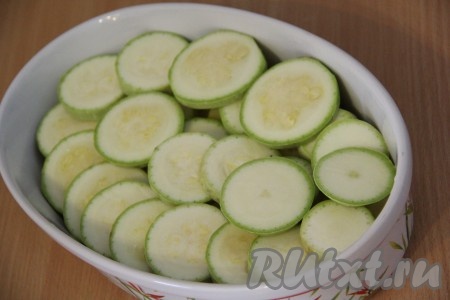 Кабачки вымыть и нарезать кружочками. Я использовала молодые кабачки с мягкой кожицей, поэтому кожу не срезала. Выложить кружочки кабачка поверх картофеля.
