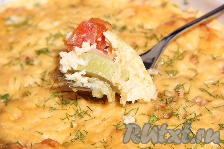 Готовить запеканку при 200 градусах без верхнего нагрева примерно 50 минут. Запеканка должна хорошо подрумяниться. Готовую овощную запеканку с сыром подать с пылу с жару. Блюдо получилось очень вкусным и сочным.
