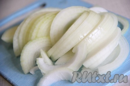 Лук почистить и нарезать тонкими полукольцами.
