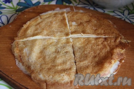 Приготовленные блинчики разрезать на 4 части.
