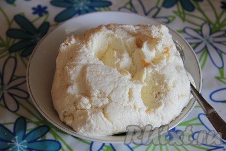 Сладкую творожную массу можно взять готовую или сделать самим, смешав творог с сахаром (можно добавить сухофрукты по вкусу).
