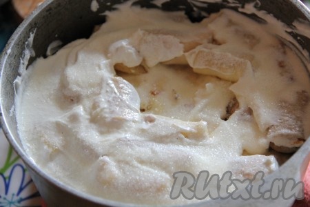 Залить сверху сливками, выложить оставшееся натёртое масло и посыпать оставшимся сахаром.
