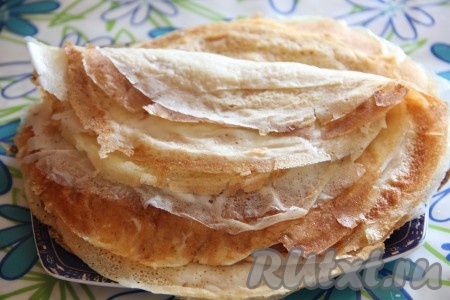 Приготовьте блины по любимому вашему рецепту (например, можно приготовить блины на молоке).