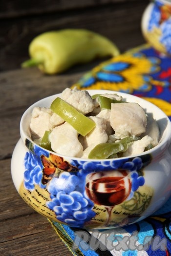 Очень ароматное, нежное куриное филе, приготовленное с болгарским перцем в сливках, разложить со сковороды по тарелкам и в горячем виде подать к столу, дополнив гарниром (например, макаронами, отварным картофелем или рисом).