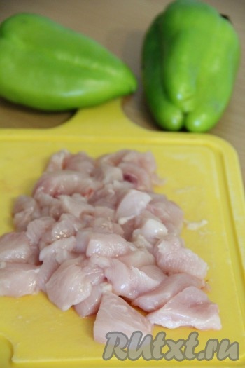  Куриное мясо нарезать на кубики среднего размера.