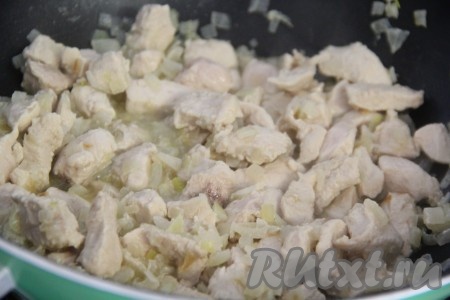 Обжарить филе вместе с луком в течение 5 минут (до изменения цвета мяса со всех сторон), иногда перемешивая.