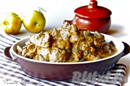 Куриная печень с грибами в сметанном соусе