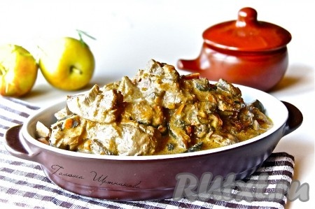 Куриная печень с грибами, приготовленная по этому рецепту, получается очень нежной и вкусной, а сметанный соус станет великолепным дополнением к картофелю, рису или другому гарниру на ваш выбор.