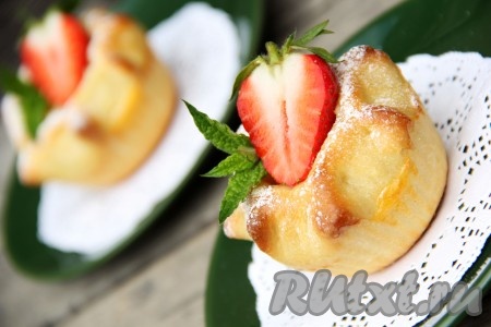 Вот такие аппетитные, красивые, вкусные и ароматные пирожки с творогом и яблоками получились.
