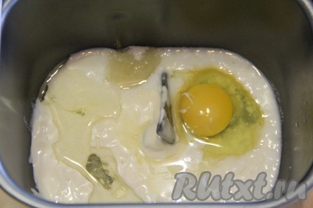 Я замес теста сделала в хлебопечке, но можно замесить тесто и руками. В ведёрко хлебопечки влить кефир комнатной температуры, добавить яйцо, сахар и растительное масло.
