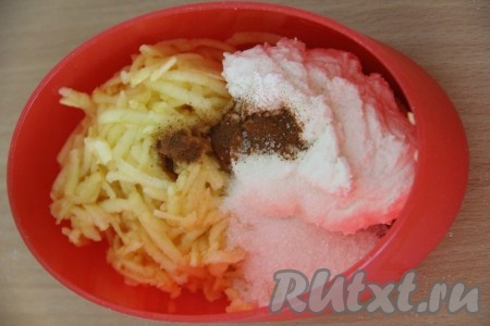 Приготовить начинку. Яблоки помыть, очистить от кожицы. Натереть яблоки на крупной тёрке. Соединить творог, измельченные яблоки, добавить корицу и сахар. Хорошо перемешать и начинка для пирожков готова.