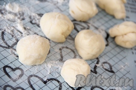 Тесто разделить на небольшие части. Размер пирожков определяйте сами. Сформировать пирожки можно любым способом.