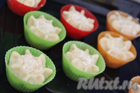 Переложить формочки с тестом на противень и оставить пирожки с яблочно-творожной начинкой на 20-30 минут для расстойки.&nbsp;
