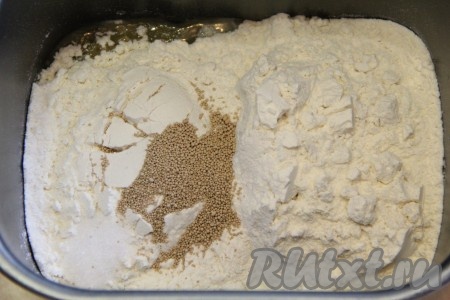 Затем добавить просеянную муку, соль, дрожжи, выставить режим хлебопечки "Замес теста" (у меня он занимает 1 час 30 минут).
