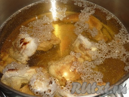 Мясо кролика залить водой и поставить на огонь. Довести до кипения, уменьшить огонь и готовить 35-40 минут. 
