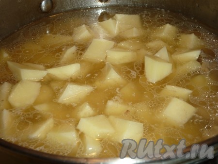 Отправить картофель в кастрюлю. 