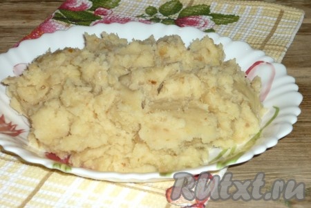 Слить воду с картофеля и добавить жареный лук со шкварками. С&nbsp;помощью толкушки превратить картошку с луком и шкварками в пюре, если нужно, досолить по вкусу (можно добавить чёрный молотый перец). Дать начинке для пирожков остыть.&nbsp;
