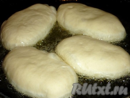 Дать пирожкам немного подойти, примерно 5-10 минут. И отправить на разогретую с растительным маслом сковороду.&nbsp;
