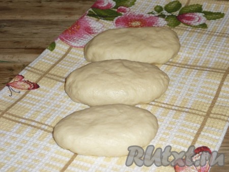 Готовое тесто обмять и разделить на 20 ровных кусочков. Каждый кусочек раскатать в лепёшку. В центр выложить по столовой ложке начинки из картошки со шкварками. Сформировать пирожок.
