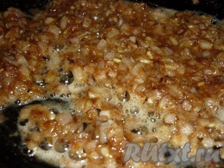 Для приготовления шкварок нужно взять свежее сало, снять с него шкуру, а сало нарезать небольшими кусочками. Отправить сало в сковороду или казан, накрыть крышкой и на медленном огне, периодически помешивая, вытапливать жир. Время вытапливания жира зависит от размера нарезанного сала и его количества.&nbsp;Когда шкварки приобретут светло-коричневый цвет и станут практически сухими, откинуть их на сито. Выделившийся жир слить в баночку, охладить и поставить в холодильник (смалец готов). &nbsp;Шкварки остудить и пропустить через мясорубку.&nbsp;К обжаренному луку добавить молотые шкварки, перемешать.
