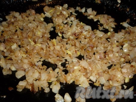 Лук очистить и мелко нарезать. Обжарить, помешивая, на небольшом количестве растительного масла до золотистого цвета. 