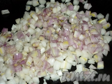 Лук очистить и мелко нарезать. Обжарить, помешивая, на небольшом количестве растительного масла до золотистого цвета. 