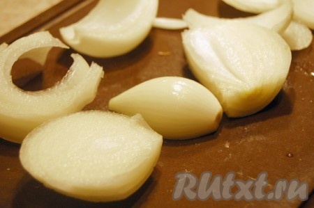 Крупно нарезать репчатый лук.