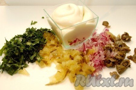 Пока рыба запекается, готовим соус тартар. Для этого мелко нарежем репчатый лук, каперсы, маринованный огурчик, свежую петрушку.