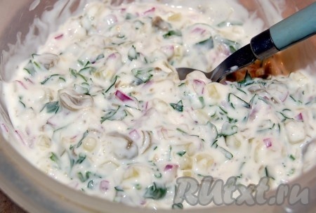 Смешаем порезанные ингредиенты с майонезом и получим соус тартар.