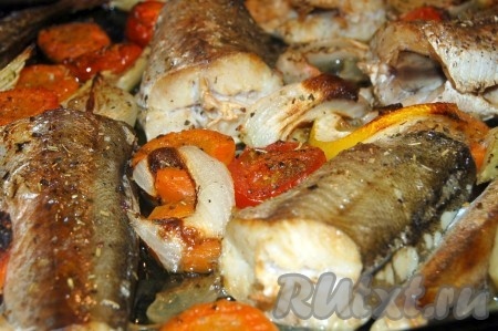 Когда рыба и овощи будут готовы, зарумянятся, достать из духовки.