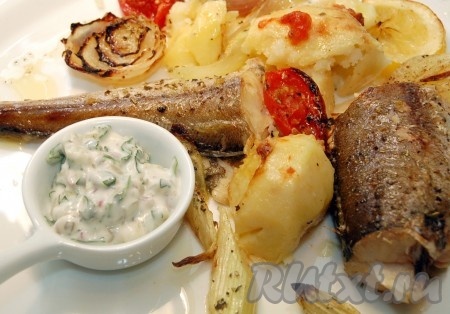 Рыба, запеченная с овощами с соусом тартар