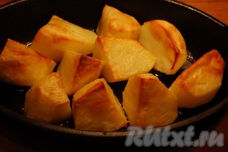 Отдельно можно запечь картофель. Для этого в форму для запекания налить растительно масла, поместить крупно нарезанный картофель, посолить, поперчить  и отправить в духовку (до готовности картофеля).