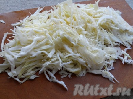Капусту нашинковать.