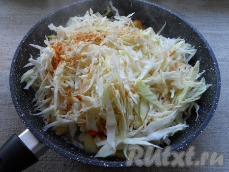 Затем добавить в сковороду капусту, посолить, поперчить, посыпать специями.&nbsp;