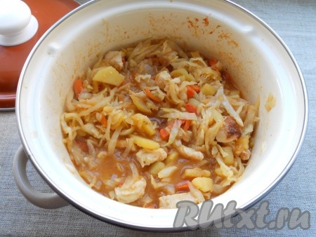 Перемешать все тщательно и тушить, периодически помешивая, около 10-15 минут. В конце тушения добавить измельченный чеснок и лавровый лист.&nbsp;
