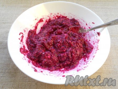 Ещё раз перемешать и оставить свекольную массу минут на 20 для набухания манки.
