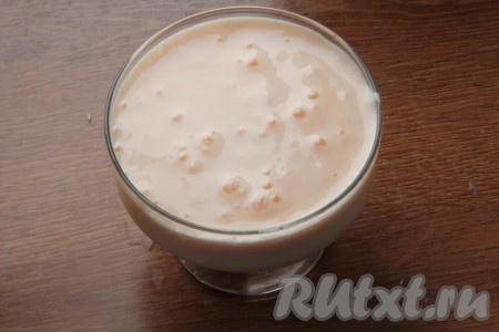 Разлить получившееся суфле из сметаны с желатином по формам и отправить в холодильник до полного застывания.