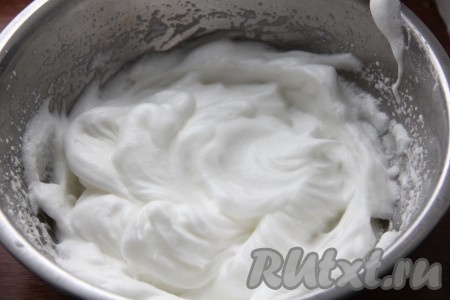 Отдельно взбить охлаждённые белки с сахаром миксером до устойчивых пиков. Очень важно, чтобы белки были хорошо взбиты. Набухшую молочно-желатиновую смесь нагреть на среднем огне до растворения кристалликов желатина, постоянно помешивая и не доводя до кипения. Тонкой струйкой молочно-желатиновую смесь влить во взбитую белковую массу, постоянно взбивая миксером. Взбивать миксером нужно до тех пор, пока наша масса не охладится.&nbsp;