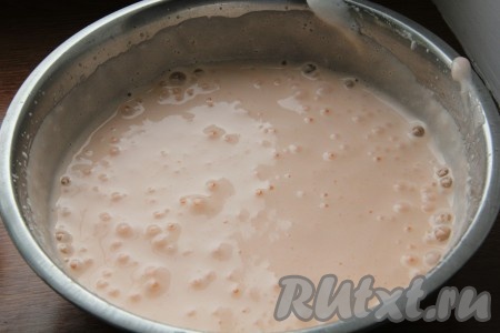 В остывшую белковую массу добавить сметану, взбить миксером до получения однородной массы и далее включаем фантазию. Можете добавить фрукты или ягоды в наше суфле. Я добавила покупной концентрированный сироп со вкусом манго. Вы можете использовать немного сока от фруктов. Если планируете добавить очень много фруктового сока, тогда заранее стоит увеличить количество желатина на 5-10 грамм.