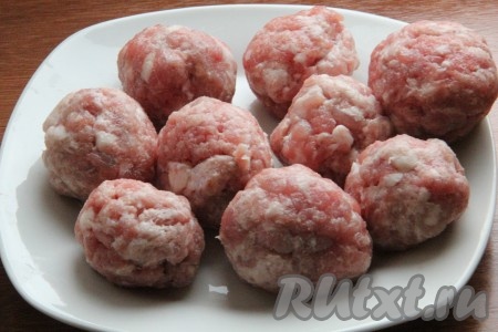 Мясо (у меня - свинина) вымыть, пропустить через мясорубку, посолить, перемешать и сформировать из полученного фарша мясные шарики - фрикадельки.
