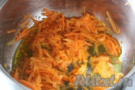 Лук и морковь очистить. Растопить в кастрюле с толстым дном сливочное масло, выложить морковку, натёртую на мелкой тёрке, и мелко нарезанный лук, обжарить овощи на среднем огне до золотистого цвета (в течение 5-6 минут), иногда помешивая.
