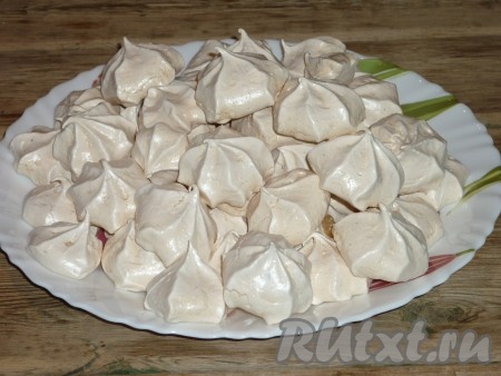 Готовое безе будет хрустящим снаружи и абсолютно сухим внутри. Вот сколько безе получается из 4 белков.