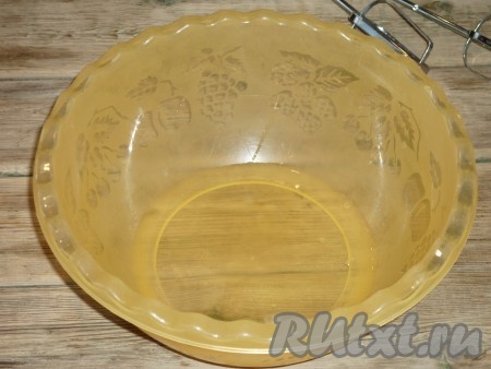 Очень аккуратно разделить яйца на белки и желтки. Влить белки в абсолютно сухую объёмную миску, в которой будет удобно взбивать миксером. Важно, чтобы в белки не попало ни капли желтка.